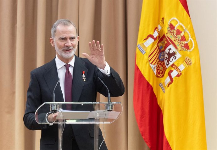El Rey Felipe VI durante el acto ‘50 años después: la Corona en el tránsito a la democracia’, a 21 de noviembre de 2025, en Madrid (España). La cita, que ha tenido lugar en la Sala Constitucional de la Cámara Baja, se enmarca dentro de los actos instituci