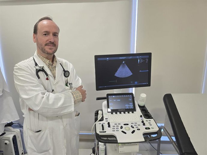 El doctor Manuel Jesús Ruiz Ruiz, jefe del servicio de Cardiología del Hospital Quirónsalud Campo de Gibraltar en Los Barrios (Cádiz).