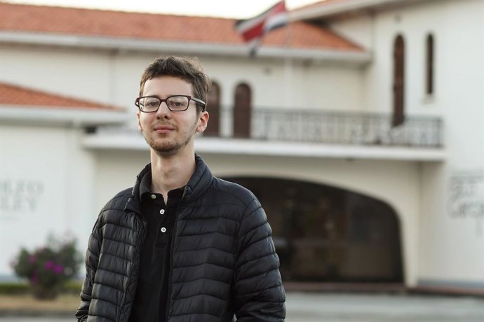 El escritor costarricense Roberto Cambronero