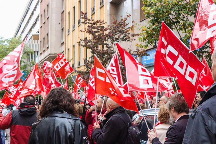 Concentración de delegados de CCOO ante la sede de Unespa en Madrid, a 6 de noviembre de 2025.