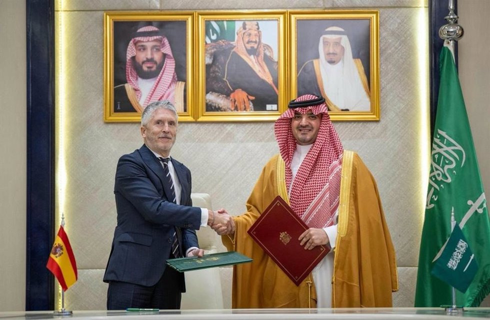 El ministro del Interior, Fernando Grande-Marlaska, y su homólogo saudí, Mohammed bin Nayef al Saud, firman un acuerdo en materia de seguridad
