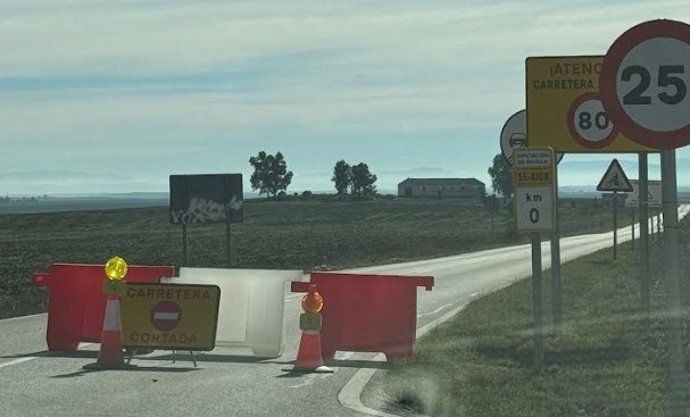 Carretera cortada en Sevilla.