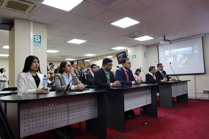 O ex-presidente peruano Martin Vizcarra ouve a leitura de sua sentença por corrupção no Quarto Tribunal Penal Nacional Colegiado.