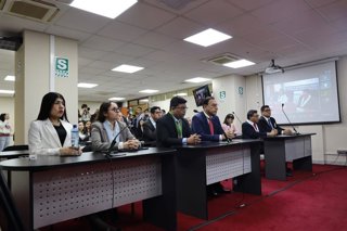 L'ex-president de Perú Martín Vizcarra escolta la lectura de la seva sentència per corrupció en el Quart Jutjat Penal Col·legiat Nacional