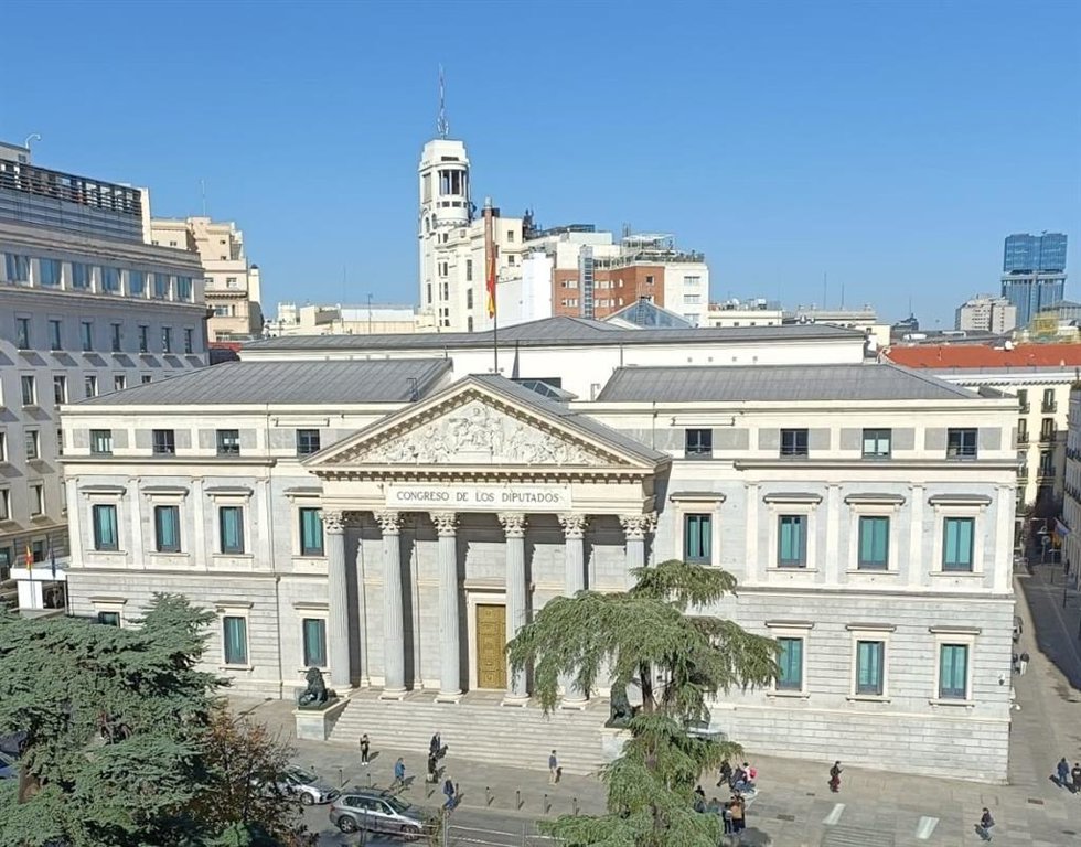 Archivo - Fachada principal de la sede del Congreso, con la Puerta de los Leones