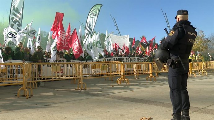 Protesta ante las cortes en contra del decreto ley de la Junta para el operativo contra incendios.