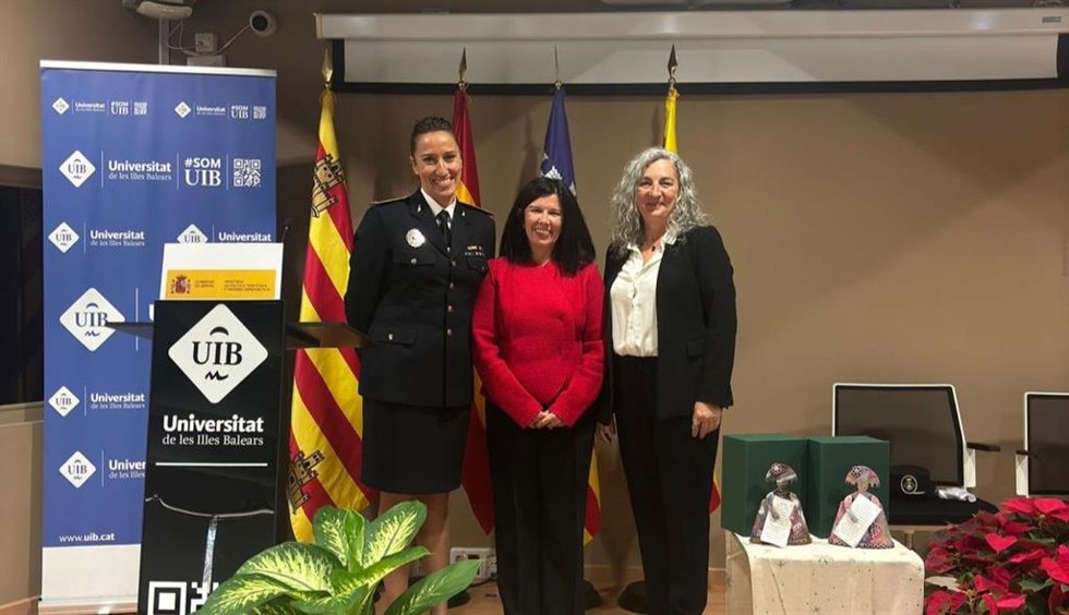 Las policías locales Ángeles Gallardo y Pilar Daviu reciben el reconocimiento Meninas 2025