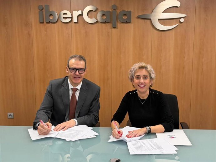 José Ángel Pérez Álvarez, director territorial de Ibercaja, y Ana Castellanos, presidenta de la APR, han firmado esta mañana el convenio