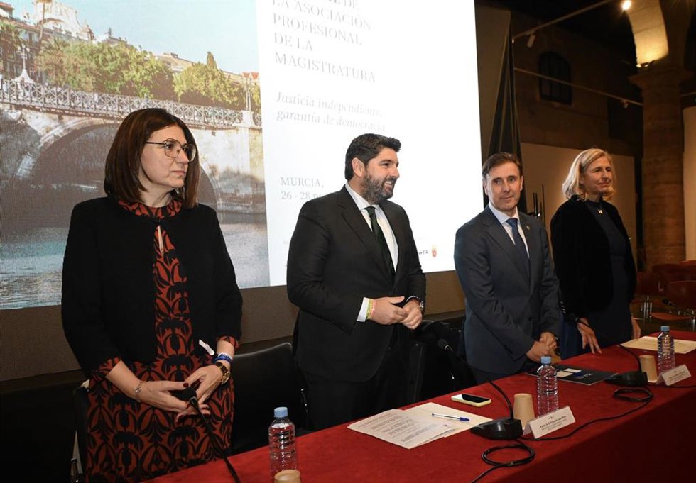 El presidente de la Comunidad, Fernando López Miras, junto a la presidenta de la Asociación Profesional de la Magistratura, María Jesús del Barco, el presidente del TSJMU, Manuel Luna, y la concejala del Ayuntamiento de Murcia Mercedes Bernabé