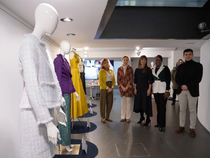 La consejera de Salud y Políticas Sociales, María Martín, junto a la subdirectora general de Igualdad, Begoña Marañón, y el director del IRJ, Juan Diego Alcaide