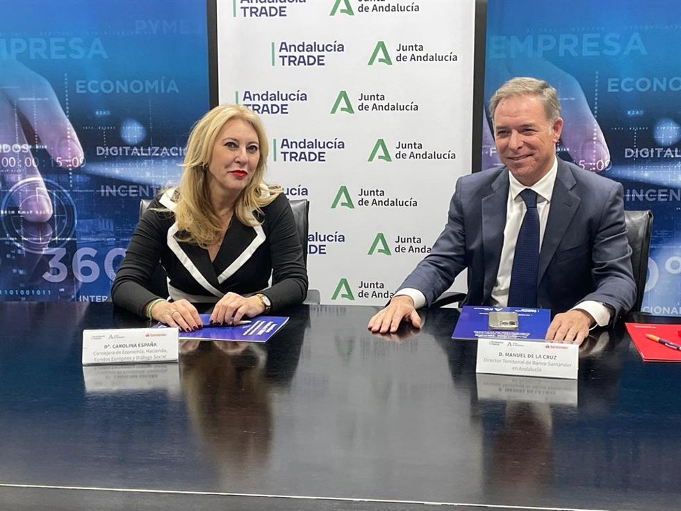 La consejera de Economía, Hacienda, Fondos Europeos y Diálogo Social, y portavoz del Gobierno andaluz, Carolina España, y el director territorial del Banco Santander en Andalucía, Manuel de la Cruz, en la firma del acuerdo.