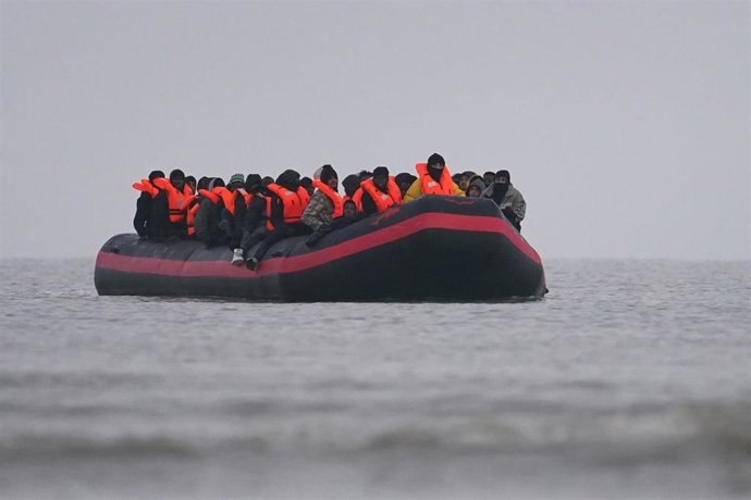 Imagen de archivo de una embarcación con migrantes frente a las costas francesas de Gravelinas