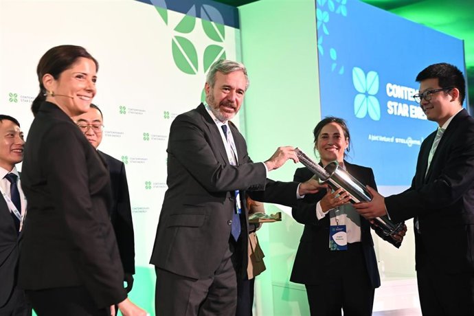 El CEO de Contemporary Star Energy, Andy Wu, y el presidente de Aragón, Jorge Azcón, durante el acto de colocación de la primera piedra de la gigafactoría de baterías.