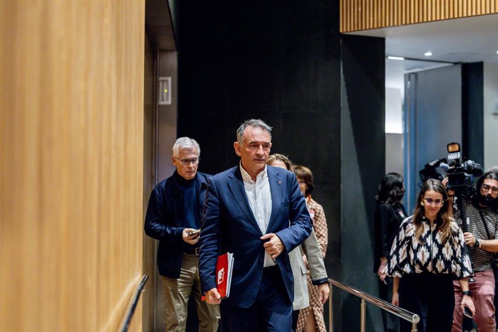 El diputado de Sumar Enrique Santiago a su llegada a la celebración de la Jornada El futuro de la Jurisdicción Universal
