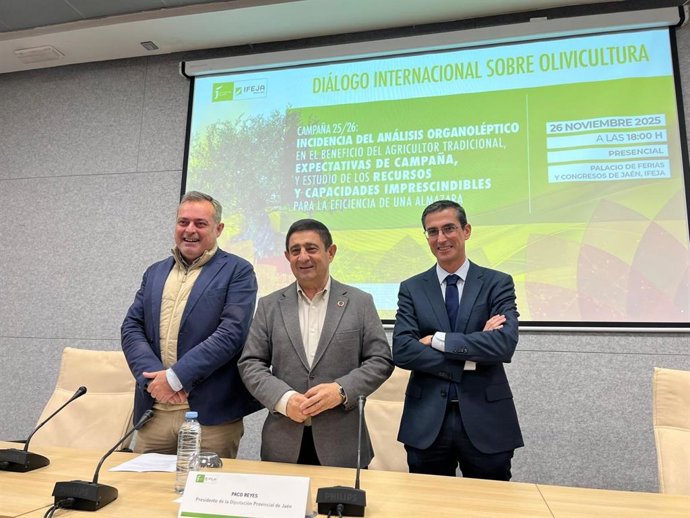 El presidente de la Diputación y de Ferias Jaén, Paco Reyes, acompañado por el diputado de Agricultura y Ganadería, Javier Perales, junto al director general de la Caja Rural de Jaén, Fernando Planelles, durante el acto.