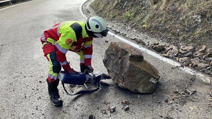 Bomberos retiran una piedra de la calzada en Cillorigo