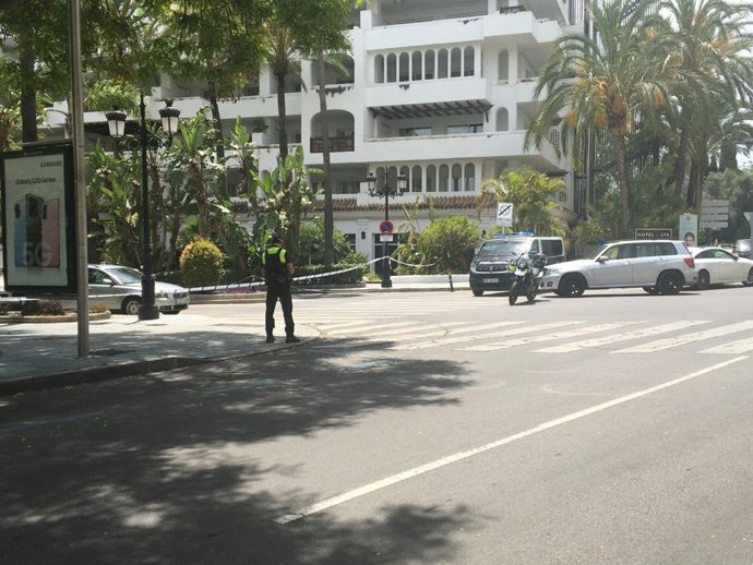 Archivo - Una imagen de archivo de un dispositivo policial en Marbella.