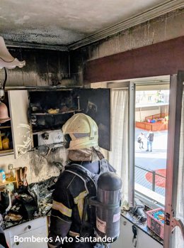 Bomberos de Santander sofocan un incendio en la cocina de una vivienda