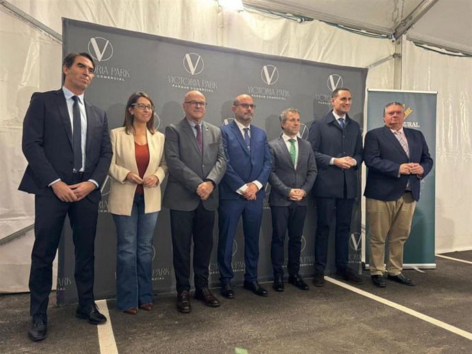 Foto familiar del acto de apertura del nuevo parque comercial Victoria Park.