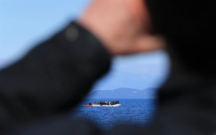 Archivo - Imagen de archivo de un barco con migrantes dirección a Grecia desde Turquía