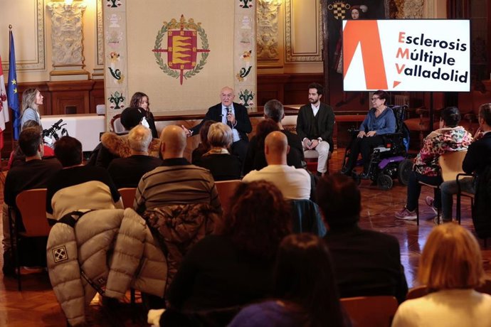 El alcalde, Jesús Julio Carnero, recibe a la asociación de Esclerosis Múltiple de Valladolid en la Casa Consistorial