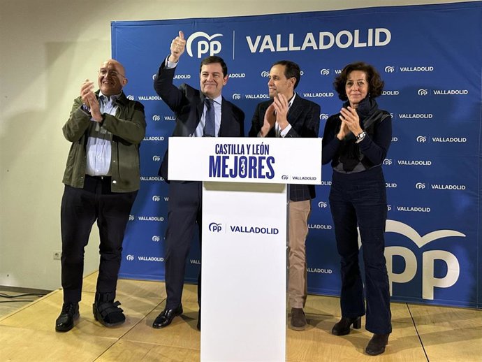 El alcalde de Valladolid, Jesús Julio Carnero (1i); el presidente del PP de Castilla y León, Alfonso Fernández Mañueco (2i); el presidente de la Diputación, Conrado Íscar (2d), y la dirigente 'popular' Mercedes Cantalapiedra