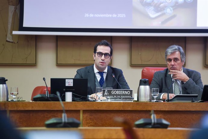 El ministro de Economía, Comercio y Empresa, Carlos Cuerpo (i), comparece ante la Comisión de Economía, Comercio y Transformación Digital, a 26 de noviembre de 2025, en Madrid (España). Cuerpo comparece ante la Comisión de Economía, Comercio y Transformac