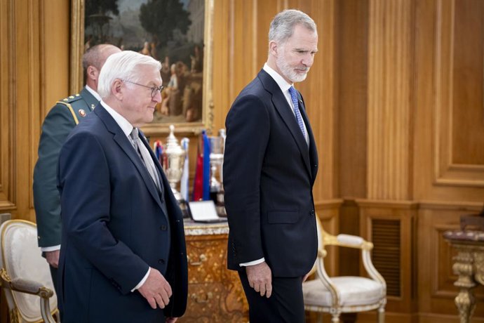El Rey Felipe VI (d) asiste al encuentro con el presidente de la República Federal de Alemania, Frank-Walter Steinmeier (i), en el Palacio de La Zarzuela, a 26 de noviembre de 2025, en Madrid (España). El presidente alemán, Frank Walter Steinmeier, inicia