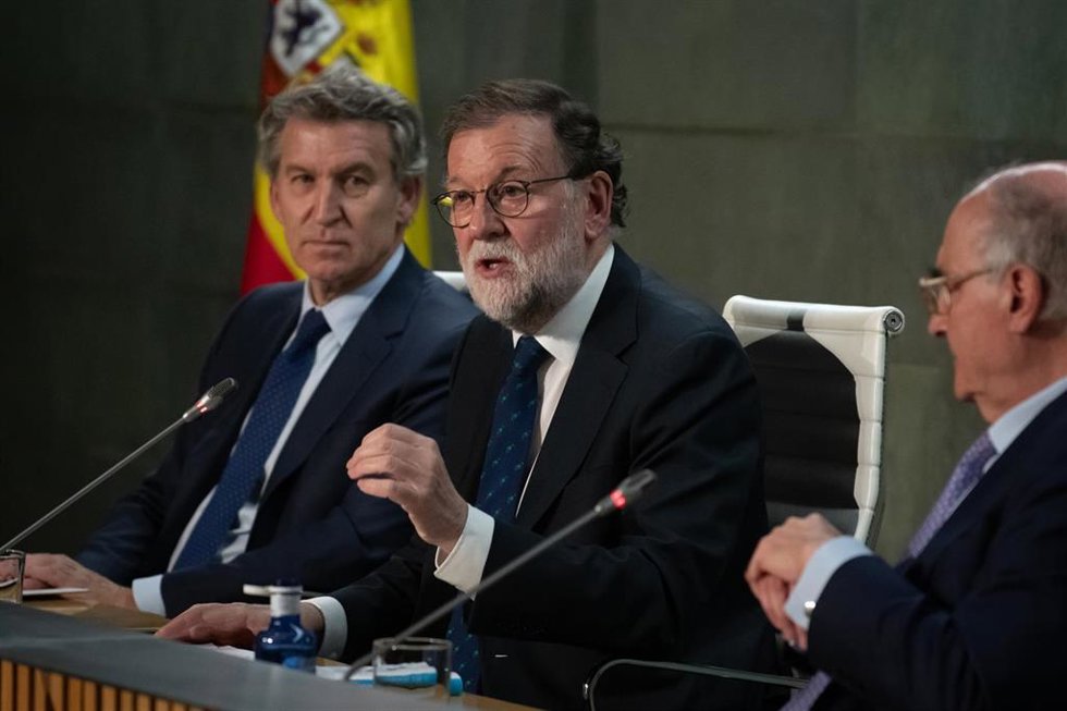 El presidente del Partido Popular, Alberto Núñez Feijóo (i) y el expresidente del Gobierno Mariano Rajoy (c) durante la presentación del libro 'El arte de gobernar', en el auditorio Rafael del Pino, a 26 de noviembre de 2025, en Madrid (España). Feijóo 