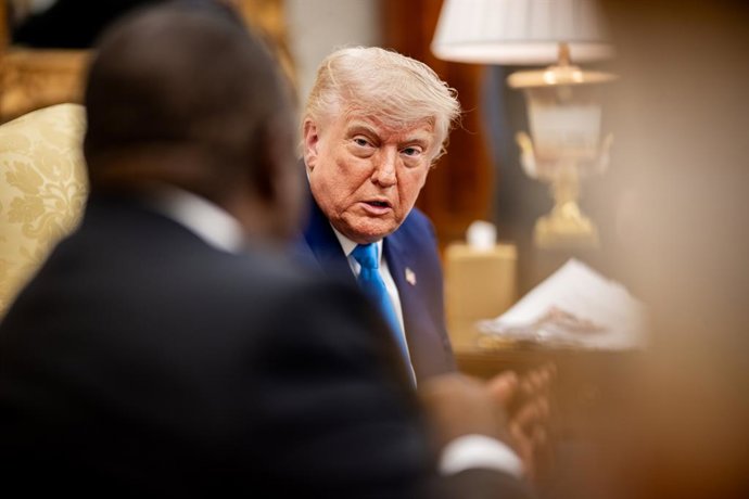 Archivo - May 21, 2025, Washington, District of Columbia, USA: President Donald Trump meets with President of South Africa Cyril Ramaphosa, Wednesday, May 21, 2025, in the Oval Office.