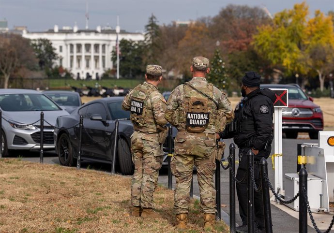 17 de novembro de 2025, Washington, Distrito de Colúmbia, Estados Unidos: Soldados da Guarda Nacional em patrulha perto da Casa Branca, em 17 de novembro de 2025, em Washington, D.C. Um juiz federal determinou, em 20 de novembro de 2025, que o destacament