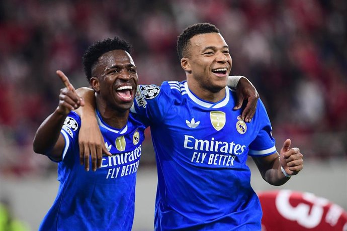 El delantero francés Kylian Mbappé (derecha) y Vinícius Júnior celebran un gol del Real Madrid en la Champions League 2025/26 ante el Olympiacos en el Georgios Karaiskakis.