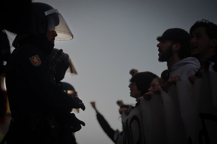 Varias personas frente a agentes de la policía durante una protesta en el marco de la Huelga General Universitaria, frente a la Consejería de Educación, a 26 de noviembre de 2025, en Madrid (España). Esta es la primera concentración frente a la Consejería