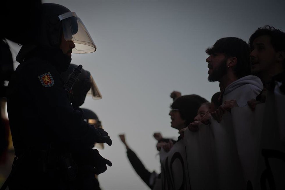 Varias personas frente a agentes de la policía durante una protesta en el marco de la Huelga General Universitaria, frente a la Consejería de Educación, a 26 de noviembre de 2025, en Madrid (España). Esta es la primera concentración frente a la Consejer