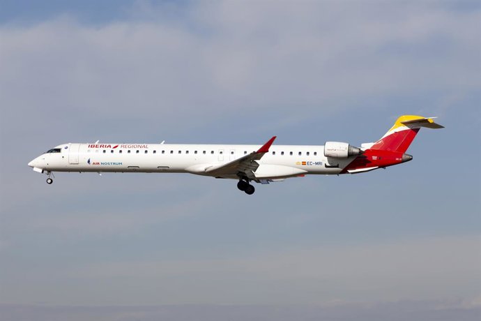 Archivo - Arquivo - 22 de janeiro de 2025, Barcelona, Espanha: Um Bombardier CRJ-1000 da Iberia Regional (Air Nostrum) pousando no aeroporto El Prat de Barcelona. Apenas 29 aeronaves ativas ainda estão voando, a maioria delas com a Iberia. O principal mot