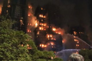 Múltiples gratacels en flames en el complex residencial Wang Fuk Court, a Hong Kong