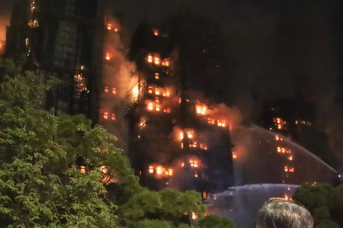 Múltiples gratacels en flames en el complex residencial Wang Fuk Court, a Hong Kong