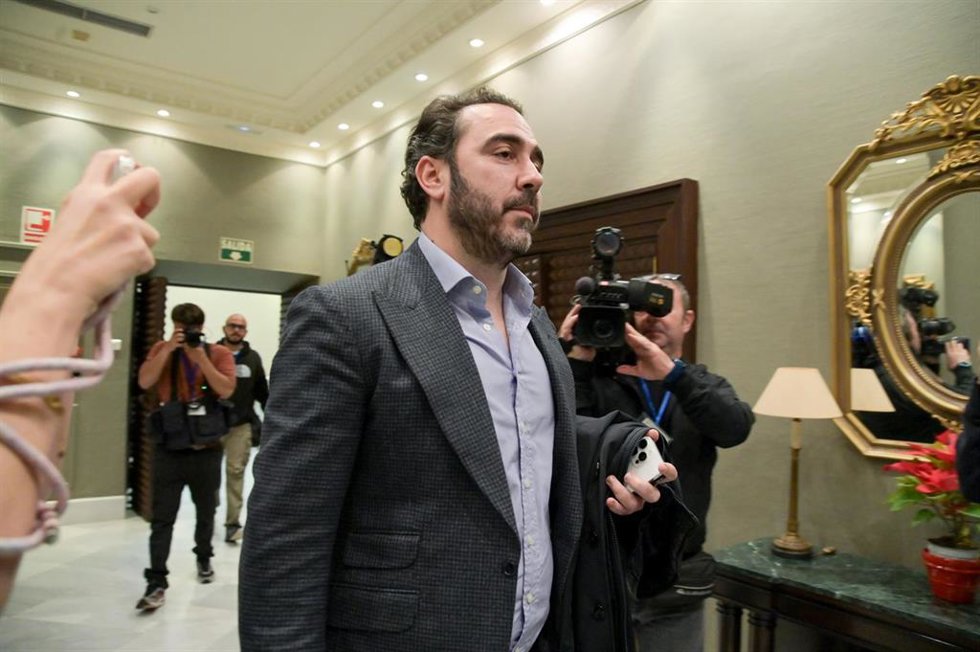Archivo - El empresario Víctor de Aldama, a su llegada a la comisión de investigación sobre el material sanitario para los efectos de la COVID-19, en la sede del Parlamento de Canarias, a 30 de enero de 2025, en Santa Cruz de Tenerife, Tenerife, Canaria
