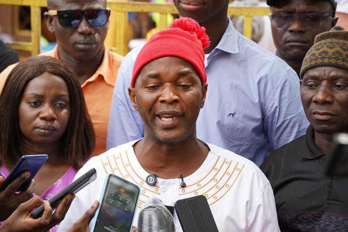 BISSAU, Nov. 24, 2025  -- Independent presidential candidate Fernando Dias da Costa speaks to voters at a polling station in Mansoa, Oio Region, Guinea-Bissau, Nov. 23, 2025. Guinea-Bissau on Sunday launched its presidential and legislative elections, wit
