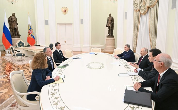 HANDOUT - 02 December 2025, Russia, Moscow: Russian President Vladimir Putin meets with US Special Envoy Steve Witkoff. Photo: -/Kremlin/dpa - ATTENTION: editorial use only and only if the credit mentioned above is referenced in full