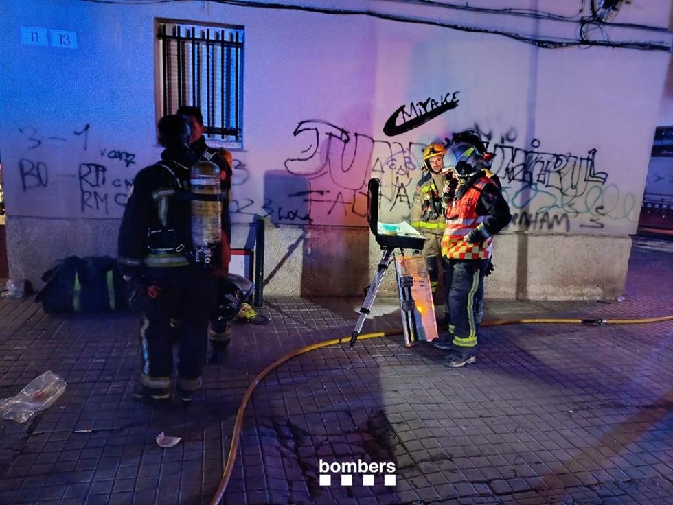 1 Herido Crítico Y Otro Grave Tras Un Incendio En Un Domicilio De Badalona (Barcelona)