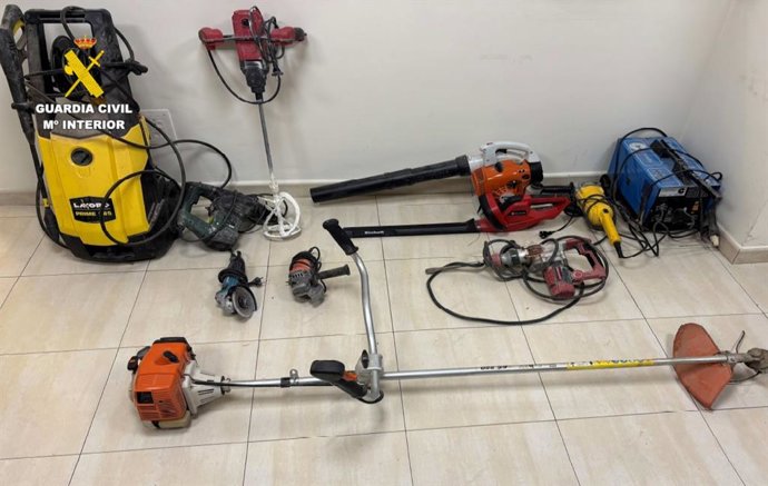 Objetos recuperados por la Guardia Civil tras el robo en una nave de Montoro (Córdoba)