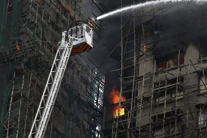 Imagem de arquivo de um arranha-céu em chamas em Hong Kong.