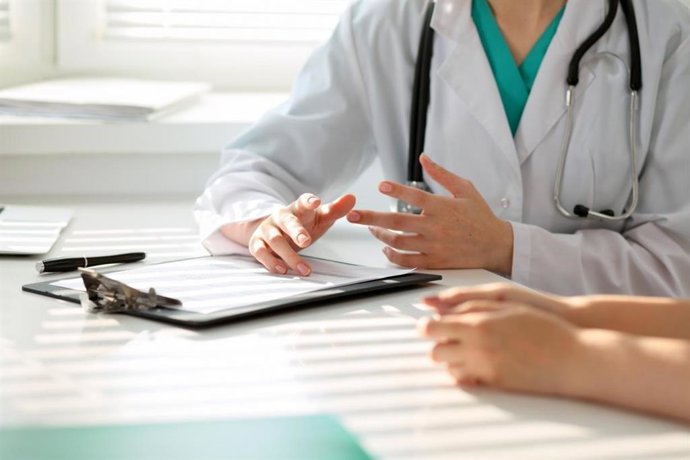 Archivo - Personal sanitario.