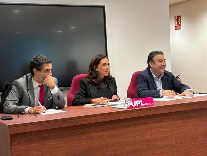La secretaria general de UPL, Alicia Gallego (centro), en el consejo general del partido que ha refrendado su designación como cabeza de lista para las elecciones autonómicas.