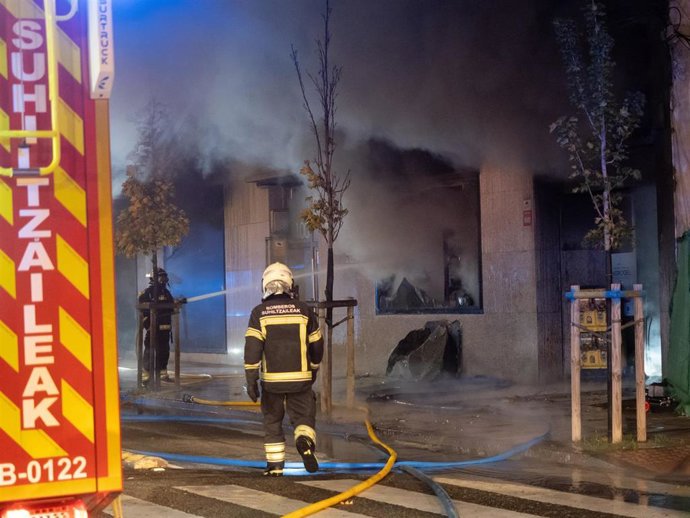 Bomberos de Navarra intervienen en un incendio declarado en un bazar de la avenida Marcelo Celayeta, en el barrio pamplonés de la Rochapea, a 26 de noviembre de 2025, en Pamplona, Navarra (España). Aunque no hay personas afectadas, Protección Civil solici