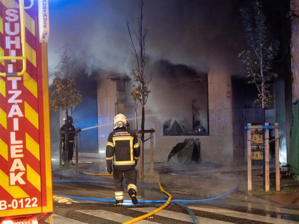 Bomberos de Navarra intervienen en un incendio declarado en un bazar de la avenida Marcelo Celayeta, en el barrio pamplonés de la Rochapea, a 26 de noviembre de 2025, en Pamplona, Navarra (España). Aunque no hay personas afectadas, Protección Civil soli