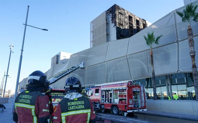 Bomberos trabajando en la extinción del incendio que afectó al bloque 5 del hospital Santa Lucía