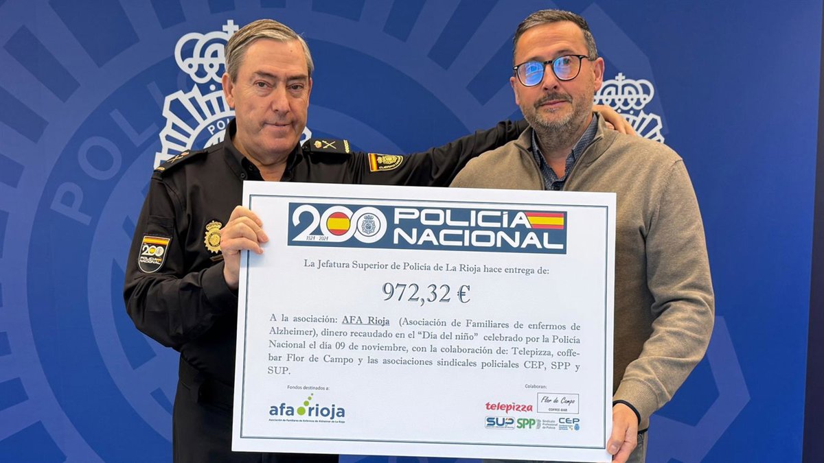 Policía Nacional de Logroño entrega a AFA Rioja los más de 972 euros recaucados en el Día del Niño
