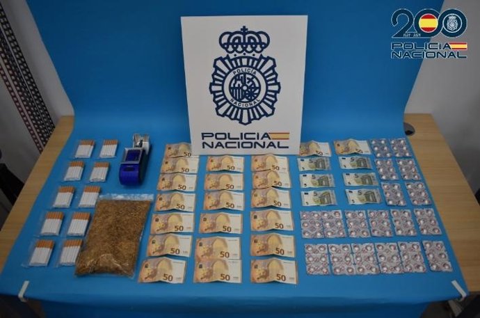 Efectos intervenidos por la Policía tras detener a tres personas por la venta de droga en una vivienda de Puertollano cercana a centros escolares.